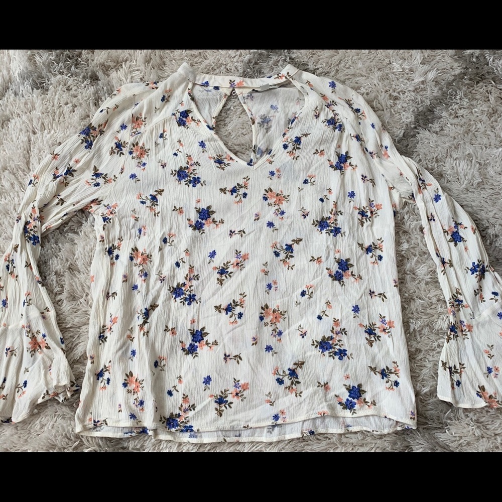 Flower shirt with bell sleeves